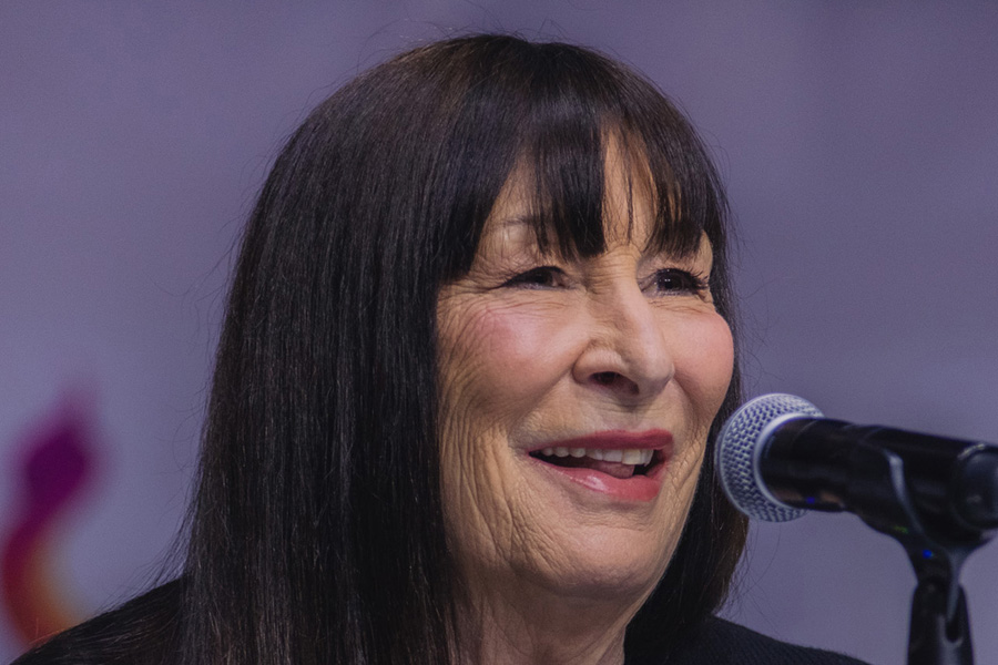 Angelica Huston: A Vivid Portrait of Talent, Family, and Lasting Hollywood Legacy 2 angelica huston